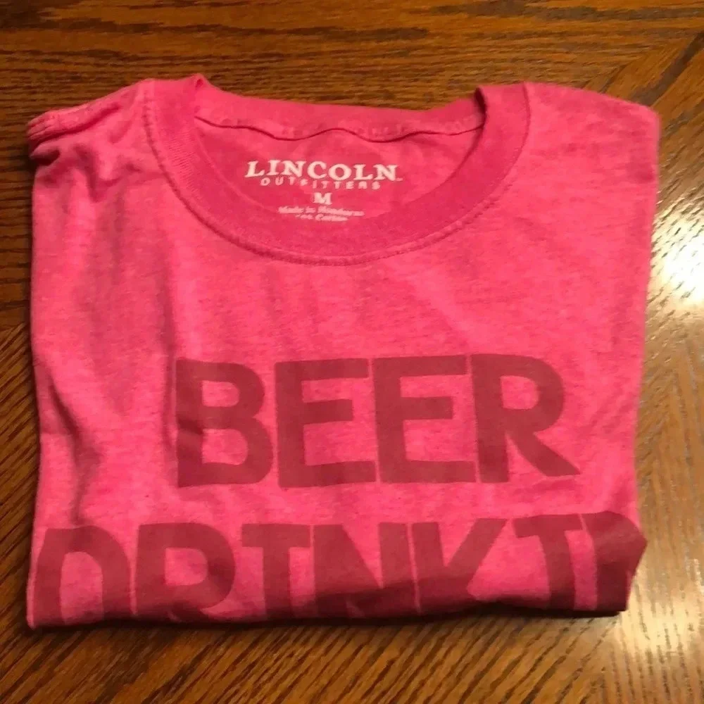 Lincoln Outfitters Beer Drinking Babe Pink Tee Shirt M